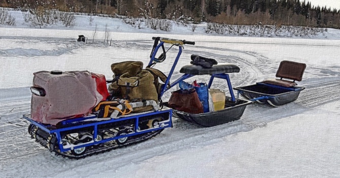 С наступлением холодного сезона на российском рынке вновь активизируется интерес к технике, способной уверенно двигаться по заснеженным просторам. Мотобуксировщики, или так называемые «мотособаки», становятся не только популярным средством передвижения для рыбаков, охотников и дачников, но и важным элементом зимней экономики. Этот вид транспорта сочетает простоту конструкции, высокую проходимость и относительную доступность по цене.