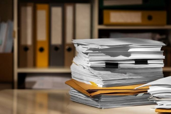 Закон не запрещает инвестировать после банкротства и не содержит прямого запрета на открытие брокерского счета. Статья 213.30 закона № 127-ФЗ устанавливает другие ограничения. Среди них обязанность в течение пяти лет сообщать о факте банкротства, когда вы берете кредит или заем. Условия работы с клиентами после банкротства каждый брокер определяет сам, поэтому их лучше уточнить до открытия счета.