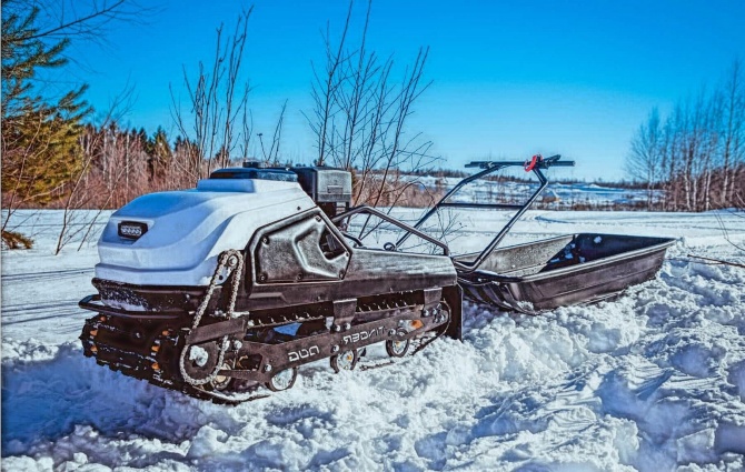 Мотобуксировщик может перевозить людей и грузы, а также буксировать транспортные средства.