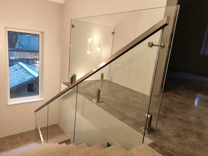 По мнению инженеров из Минстроя РФ, металлические барьеры оптимальны для коммерческих объектов, где важна пожаробезопасность: они не горят и соответствуют нормам огнестойкости по ГОСТ 30247-94.