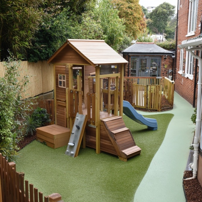 Дерево сосна, 2,5x2,5 м. Горка, две качельки, лесенка. Высота 1,4 м, нагрузка 40 кг. Теплая на ощупь, экологичная. Отзывы: