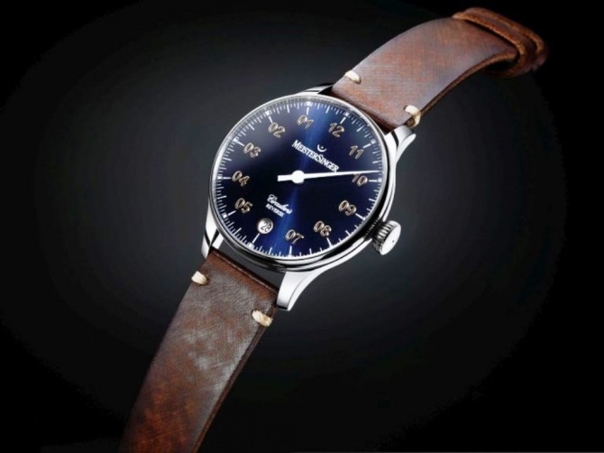 MeisterSinger Circularis Reverse – вот символ успешного трейдера. Часы, недавно презентованные в Дубаях на местной часовой выставке, носящей при этом статус международной, Dubai Watch Week. Смотри какая прелесть.
Есть, правда, один нюанс – часы MeisterSinger Circularis Reverse идут в обратную сторону! Что сделано с учетом специфики написания арабского языка. Но, не спеши расстраиваться и подумай о том, что такие часы сами по себе уникальны и могут подчеркнуть твою оригинальность, а также, дать знак, что вы имеете некоторое отношение к арабским шейхам. Оно того стоит.