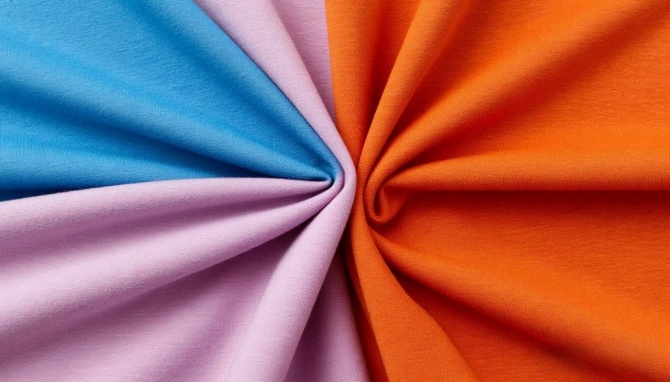 Микромодал (модал) — это современная ткань, которая всё чаще используется в текстильной сфере и постепенно вытесняет привычный хлопок. Чтобы понять, почему микромодал стал популярным, важно разобраться, из какого сырья он производится и какими характеристиками обладает. В основе лежат волокна, которые получают из древесины бука путём переработки целлюлозы. Такой способ производства позволяет получить материал с гладкой поверхностью и шелковистой текстурой.