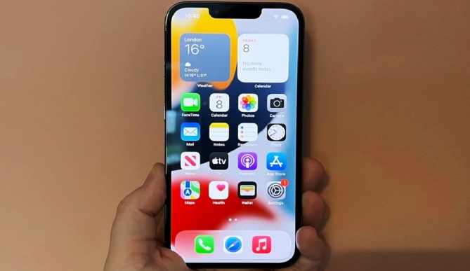 Несмотря на то, что Apple представила четыре телефона в линейке iPhone 13 на мероприятии в сентябре 2021 года, в группе существует явный разрыв. С одной стороны, у вас есть две модели начального уровня — iPhone 13 и iPhone 13 mini, а с другой — две флагманские модели — iPhone 13 Pro и iPhone 13 Pro Max. Мало того, что модели Pro более дорогие, они также поставляются с множеством обновлений, которые улучшают то, что было раньше, таким образом, который был разработан для привлечения другой аудитории — профессиональной аудитории опытных пользователей Apple, среди которых, как известно, много работников индустрии форекс и майнеров криптовалют