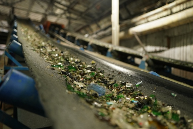 На «Сибстекле» увеличили мощности по обработке отходов стекла 