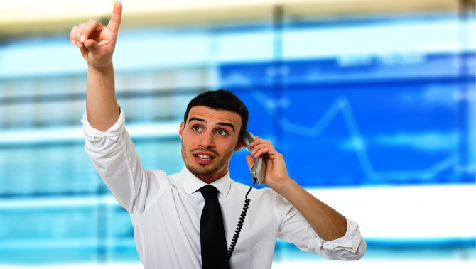 IP-телефония (или VoIP) – это специально созданная технология для передачи голоса, а также данных с помощью IP-протокола. IP-протокол описывает определенные правила передачи данных и их адресации в сети Iternet, он применим как в глобальных сетях Internet, так и во внутренних, называясь IntraNet. Основу такой сети составляют шлюзы (Gateway), подключаемые к телефонным сетям напрямую к телефонам либо к офисным АТС. Шлюзы (узлы) между собой объединяют цифровыми каналами связи. Телефоны, использующие IP-телефонию, это телефонные аппараты, которые подключают непосредственно к самой локальной сети посредством интерфейса Ithernet.