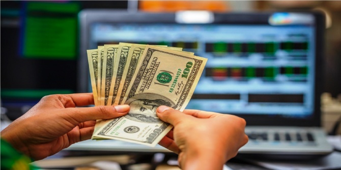 Вы думаете о том, чтобы стать трейдером Forex? Вы хотите научиться профессионально торговать и получать прибыль, но не знаете, с чего начать? Если ответ на эти вопросы положительный, то вам следует начать с самого важного фактора в начале вашего торгового пути; с каким форекс брокером торговать. Когда вы выбираете правильного брокера, вы начинаете свой путь к успеху в торговле. В этой статье мы покажем вам, на что обращать внимание при выборе брокера для торговли
