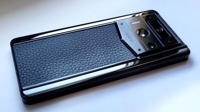 Vertu Metavertu представляет собой не просто смартфон, а настоящее произведение искусства, сочетающее в себе роскошь, инновации и эксклюзивные технологии. Этот телефон ориентирован на тех, кто ценит безупречное качество, уникальный дизайн и исключительное обслуживание.