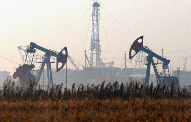 Нефть подскочила более чем на 2 процента на фоне новости о возможном сокращении поставок Нефть подскочила более чем на 2 процента на фоне новости о возможном сокращении поставок