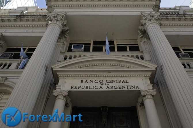 Центробанк Аргентины повысил ставку до 69,5% на фоне рекордной инфляции